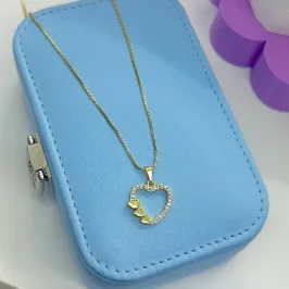 COLAR CORAÇÃO VAZADO CRAVEJADO COM 3 CORAÇÕES CO2059