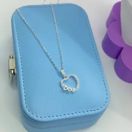 COLAR CORAÇÃO VAZADO CRAVEJADO COM 3 CORAÇÕES CP2039