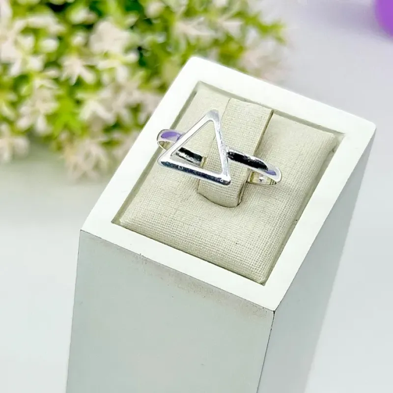 ANEL TRIÂNGULO VAZADO AP1755