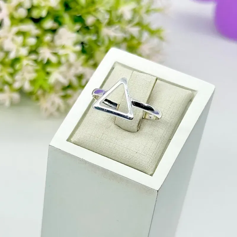 ANEL TRIÂNGULO VAZADO AP1755