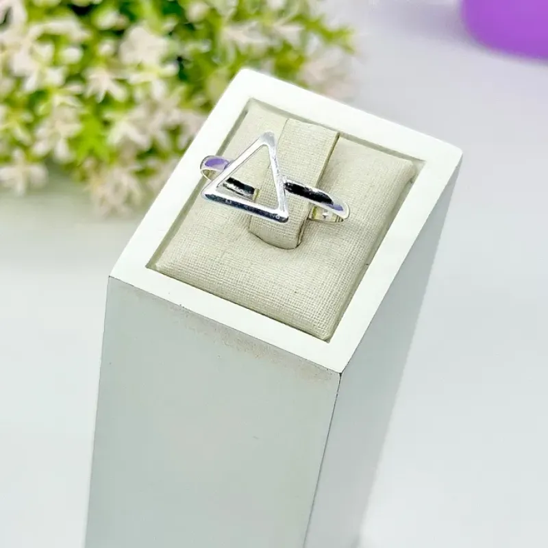 ANEL TRIÂNGULO VAZADO AP1755