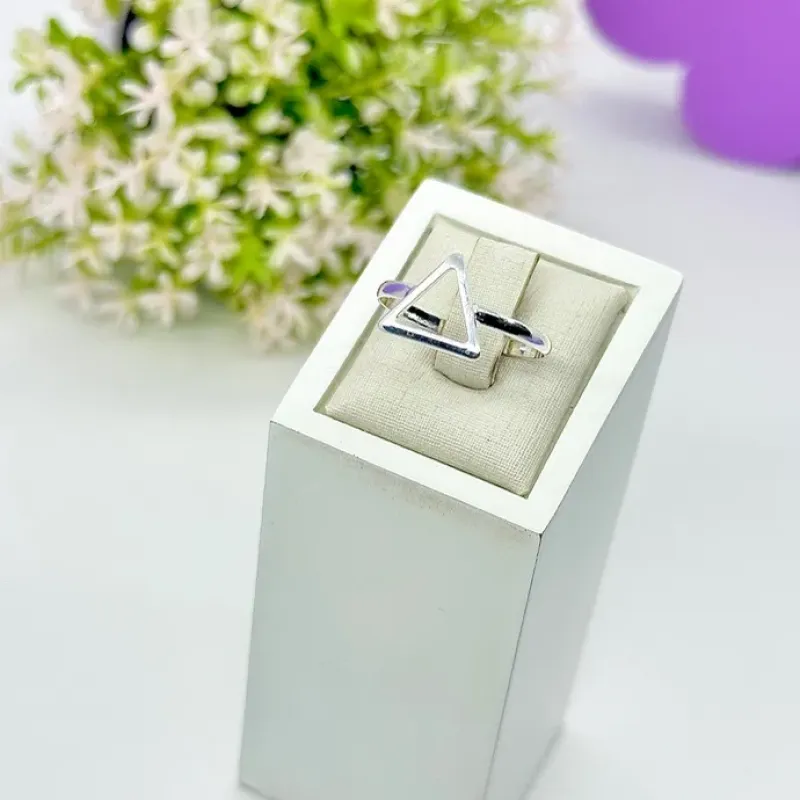 ANEL TRIÂNGULO VAZADO AP1755