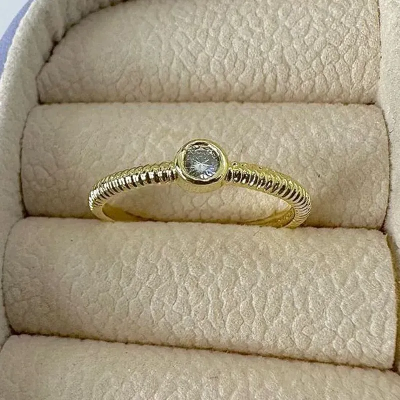 ANEL SOLITÁRIO ARO DETALHADO AO1368