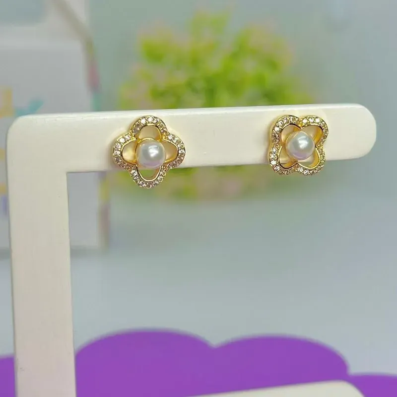 BRINCO FLOR CRAVEJADA COM PÉROLA BO2154