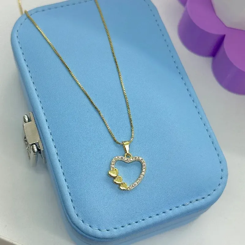 COLAR CORAÇÃO VAZADO CRAVEJADO COM 3 CORAÇÕES CO2059