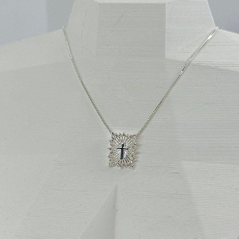 COLAR PLAQUINHA CRAVEJADA COM CRUCIFIXO CP2258