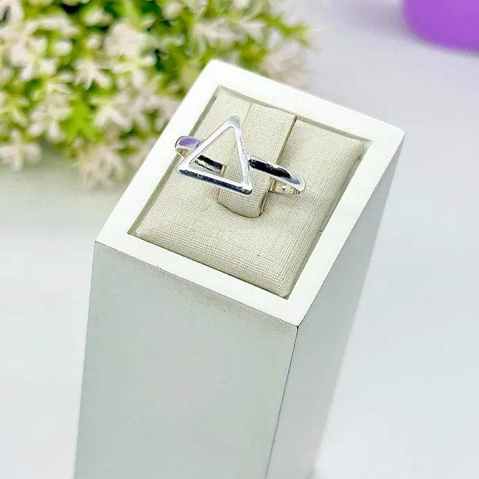 ANEL TRIÂNGULO VAZADO AP1755