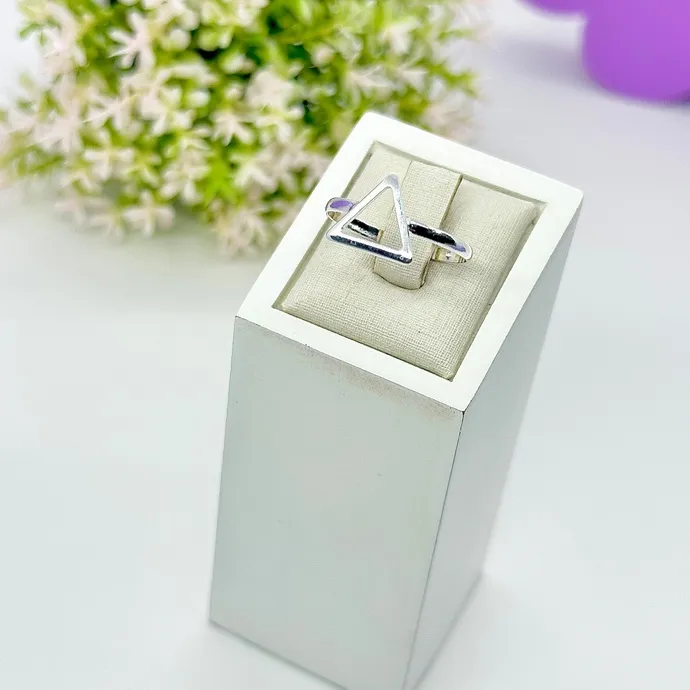 ANEL TRIÂNGULO VAZADO AP1755