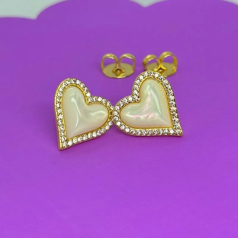 BRINCO CORAÇÃO MADREPÉROLA LATERAIS CRAVEJADAS BO2161