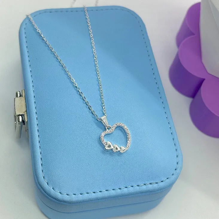 COLAR CORAÇÃO VAZADO CRAVEJADO COM 3 CORAÇÕES CP2039